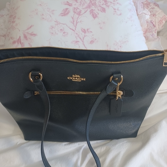 Authentic Coach Large Leather Handbag - Picture 3 of 7